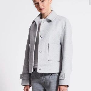 Kappa - Jag säljer denna då den inte kommer till användning. Skicket är som nytt endast använd 1 gång. Skriv för egna bilder, pris kan diskuteras. Jag är en S i vanliga fall och den passar mig bra.