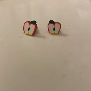 Örhängen barn (äpple) - Jag säljer örhängen formade som äpplen. De är oäkta och oanvända. Det går att diskutera pris, du står för frakt.
