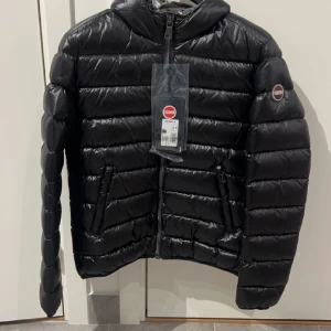 Colmar jacka  - Svart colmar jacka i storlek 46 i italensk storlek, som motsvarar typ s/m. Helt ny inte ens testad❤️