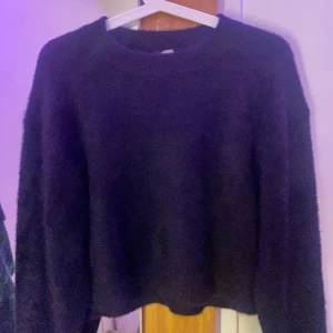 Säljer denna tröja från hm eftersom den inte kommer till användning  - Svart tröja från hm 