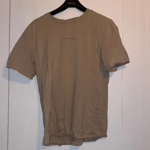 T-shirt - Lite sliten och använd och lite stor