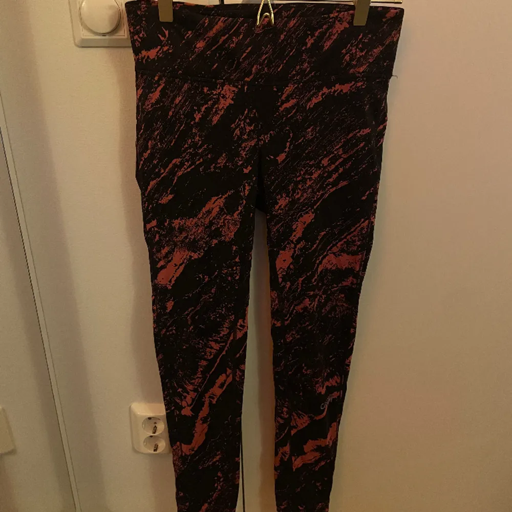 Gulliga rosa mönstrings träningsbyxor från Casall Säljer då de inte används. Jeans & Byxor.
