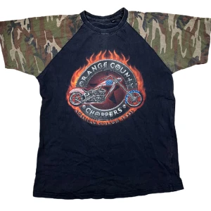 Orange County Choppers T-Shirt - Svart / Camo T-Shirt med tryck Två hål på ena ärmen