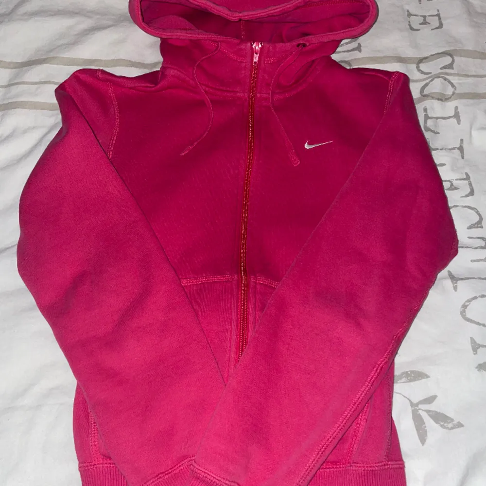 Perfekt för dig som älskar rosa. En zip hoodie/kofta Nike som är helrosa.  Använd endast 3 gånger och har inga hål eller fläckar. . Tröjor & Koftor.