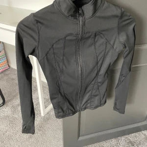 Likar Lululemon tröjan!!!  - En tajt svart tröja som liknar lulelemons tajta tröja som är väldigt populär, aldrig använd pga för liten för mig! 