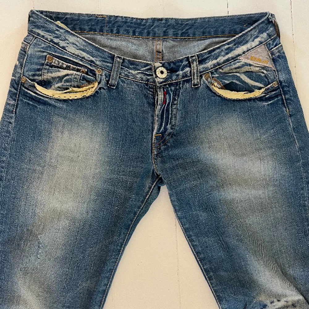 Säljer ett par jättesnygga jeans i ganska bra skick ifrån Replay. Innerbennslängden är 84 cm och midjemåttet 83 cm. De är uppsprättade där nere. Skriv för fler frågor eller bilder. Jeans & Byxor.