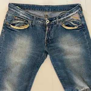 Säljer ett par jättesnygga jeans i ganska bra skick ifrån Replay. Innerbennslängden är 84 cm och midjemåttet 83 cm. De är uppsprättade där nere. Skriv för fler frågor eller bilder