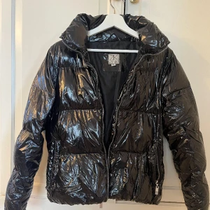 Pufferjacka - Svart höst/vinter jacka som är köpt här på Plick. xs men passar även s. Dragkedjan krånglar ibland där av priset