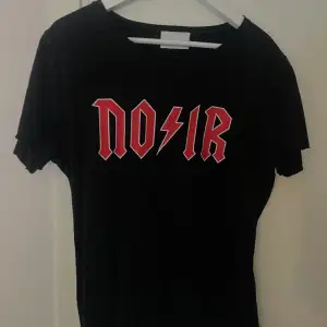 Snygg t shirt från Neo Noir, fint skick. One size skulle säga ungefär M. 