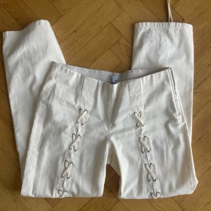 unika jeans - snygga medelhöga/lågmidjade utsvängda jeans med snörning på båda benen!! använd gärna köp nu