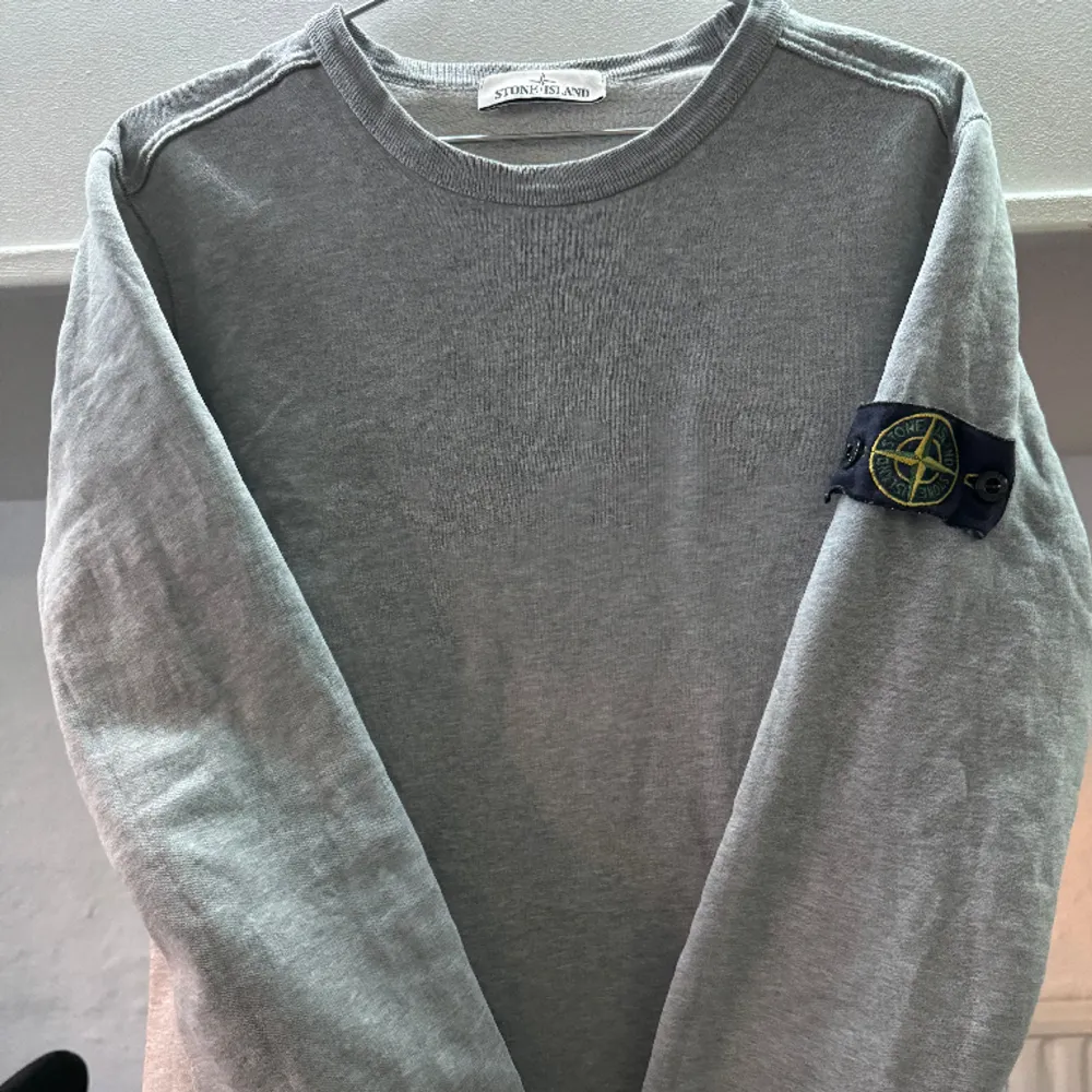 Säljer nu min stone island sweatshirt eftersom den har blivit för liten för mig. Skick 9/10. . Tröjor & Koftor.