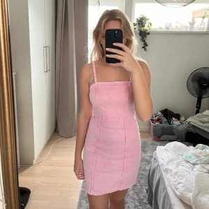 Rosa jeansklänning - Rosa kort jeansklänning som knappt är använd. Inga slitage och dragkedja i ryggen