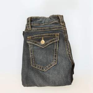 Lågmidjade jeans med fickor på rumpan från Gina Young i storlek 152, använd väldigt få gånger då jag inte tycker de passar mig bra🩷