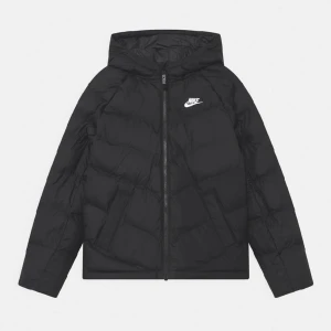 Nike jacka  - Svart Nike jacka (förra priset 1250kr) använd i ba en månad, finns inget fel me jackan, har köpt en ny och därför har jag ingen användning av den❤️ köpte den i slutet av november så den är heller inte gammal. Pris kan diskuteras 