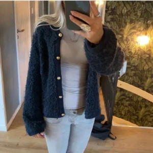 Kofta  - Säljer min så fina kofta då den inte kommer till användning. Bra skick💘