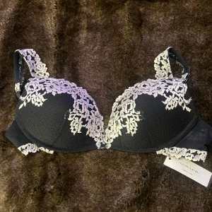 Intimissimi BH - Så fin BH från intimissimi i svart/vit färg💖 Storlek 75D, helt oanvänd med prislapp kvar!