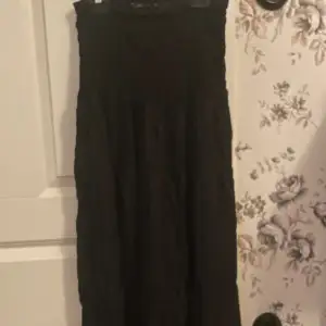 Säljer denna klänning som jag använde som kjol, om du ska ha den som klänning är de M och om du änvänder den som kjol är de en S/M 