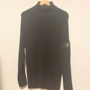 Stone Island Turtleneck, Sz Large - En väldigt fin stickad ull turtleneck från stone island i riktig kvalitet. Passar perfekt till höst och vinter. Passar dig som är L/XL.  I ett fint begagnat skick från ett djur och rökfritt hem.