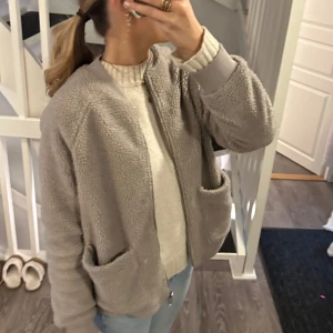 Teddy jacka - Så snygg teddyjacka i jättebra skick, passar perfekt nu till våren. 💕💕 