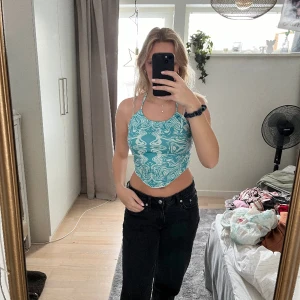 Fin mönstrad topp - Mönstrad topp som ej är använd. Öppen rygg