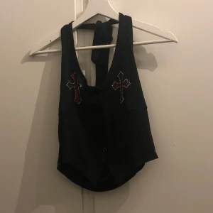cross haltertop - så fin tröja men kommer verkligen aldrig till användning, har endast testad den och den har inga defekter 💗