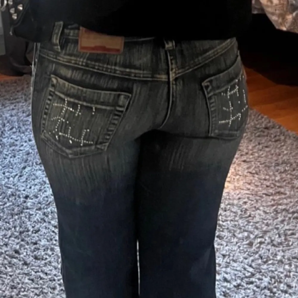 Säljer dessa fina bootcut jeansen jag köpte här på plick för att de inte passar mig längre❤️ hör av er vid frågor och fler bilder😍😍jag har klippt de själv för att de var för långa för mig, passar de som är ca 160. Jeans & Byxor.
