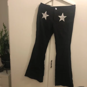 byxor med stjärnor - trodde att det skulle vara hög midja när jag köpte dem men det visade sig vara ”mid/låg” då den går under naveln så dem har aldrig använts, väldigt stretchiga 💗