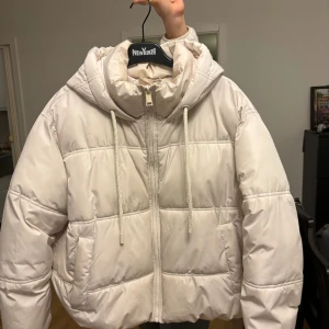 Vit jacka med luva - Vit jacka med luva. Lite mörka fläckar på baksidan men de syns på inte jätte mycket. Köparen står för frakten💕