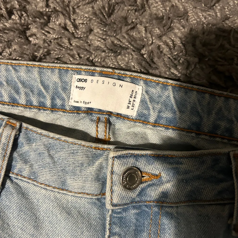 Tjena säljer dessa blå jeans från asos, i storlek 34/32, bara att höra av sig vid frågor. Jeans & Byxor.