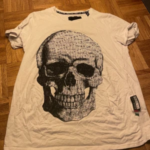 Philip plein t shirt - Tröjan är Xl men tycker den e rätt liten så skulle vilja säga att nån med L hade passat i den