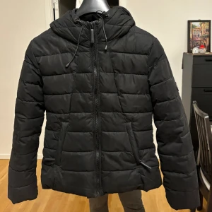 Svart vinterjacka  - Svart vinterjacka med luva. Storlek medium. Köparen står för frakten💕