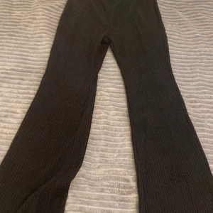 Byxor  - Säljer dessa byxor som är båda i bra skick och sällan använt köp en för 100 eller båda för 200 