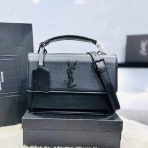 Säljer YSL handväska Helt ny Jättestilren och bra kvalitet Fler bilder kan lösas om önskas (Bortrest till sista januari)