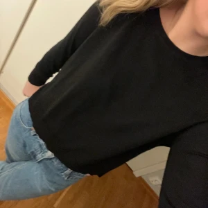 Stickad tröja  - Tunn svart stickadtröja från zara. 