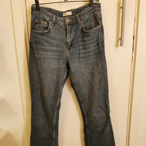 Fina Jeans 🌷 - Finns Bootcut Jeans från Gina tricot.  Inte jätte mycket andväna men har fått lite slitningar längst ner. Storlek 38 sitter bra men är baggy på mig som oftast har 36.  Kan gå ner i pris vi snabb affär. 