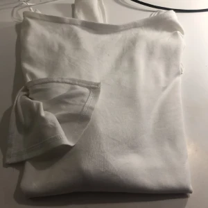 Vit tröja med splitt på armarna  - Färg: vit  Storlek: L Andvänd: Aldrig  Säljer för att: Den är för stor för mig så den kom inte till andvändning! ❤️ Skriver ett pris sen kan ni skriva privat till mig om ett annat om ni vill! 😁❤️