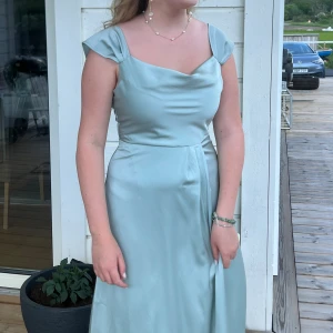 Ljusgrön glansig balklänning  - Omsydd klänning från bubbelroom,”ärmarna” är tilllaggda och den är upplagd till min längd(170cm) jag har dock inga klackar på mig så funkar till kortare om man vill ha klackar, bara använd en gång❤️