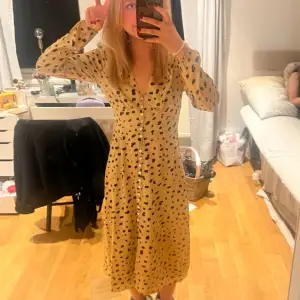 Oanvänd klänning med leopard/prickig från adoore med lappen kvar