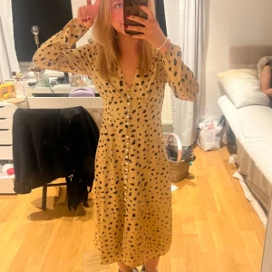Adoore Paris  - Oanvänd klänning med leopard/prickig från adoore med lappen kvar