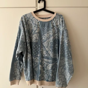 Zara Paisley jeans tröja - Zara paisley Jeans tröja i strl M. Använd 2 gånger max. Riktigt bra kvalitet