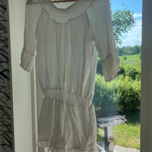 Vit byxdress med volanger  - Hej, jag säljer en jättefin byxdress från Cubus med små volanger nere vid låren. Byxdressen funkar att bära offshoulder. Storleksmässigt skulle jag säga att byxdressen är i S/XS. Perfekt till skolavslutning☀️😍