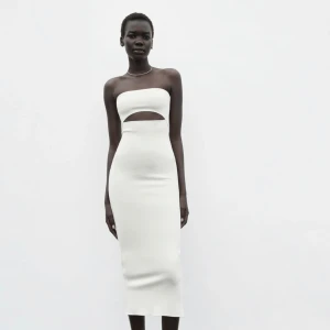 Zara klänning - Ny Klänning från Zara med prislapp kvar.  Köpt i vintras och aldrig använd. Tyvärr för liten för mig nu. Strl S men passar även XS. Som ni ser på andra bilden är det ett material som inte är genomskinligt❤️ Sista bilden är lånad. 