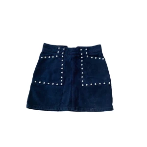 Svart jeanskjol  - Säljer min fina jeanskjol då den är för liten!💗Kom privat för fler frågor och bilder!