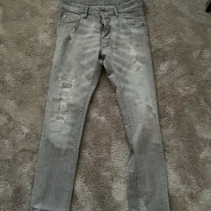 Säljer nu dessa snygga ds2 jeans. Jeansen är i strl 44, vilket jag skulle uppskatta motsvarar 30. Jeansen är knappt använda och köpta på ABCD för ca 1 år sedan. Nypris ca 5000