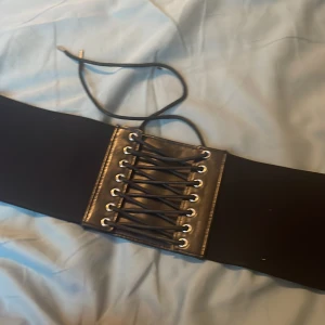 Korsettbälte - Ingen riktig korsett, knäppe därbak. Knappt använd men bekväm och snygg !!  71 cm längd, 10 cm bredd   Köpt i altbutik i Växjö 