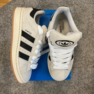 Adidas campus 00 Crystal white - Adidas campus 00 Crystal White storlek 38. Använda ett fåtal gånger. Betalat extra för bättre kvalite. Kommer med box och svarta skosnören. 