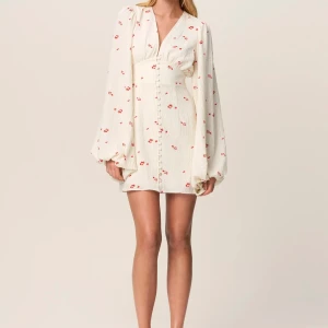 Adoore Klänning Florence - Säljer denna magiska adoore-klänning i modellen Florence då den tyvärr inte passar längre. Storlek 40 men sitter som en 38! Perfekt till midsommar🍓🌸🫶🏻