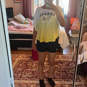  Poncho t-shirt -  använt den här tröjan var jättelite ses som helt ny då är jättefin. och det står London 36 New York Tokyo på tröjan