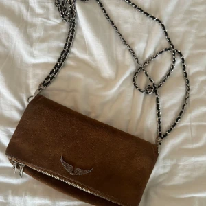 Zadig Voltaire väska  - En brun superfin mocka Zadig Voltaire väska. I använt skick, lite slitna kanter men inget man tänker på. Den säljs inte längre och kostade 3500kr ny 🥰