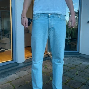 Blåa jeans från Junkyard  - Snygga ljusblåa jeans från Junkyard  Säljer dem då de inte kommer till användning  Stolek 29 i en rak modell Nya kostar 699kr på deras hemsida